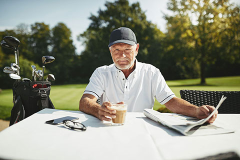 Mann am Tisch auf einem Golfplatz