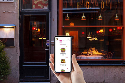 Smartphone vor einem Schaufenster und Restaurant Menükarte auf dem display