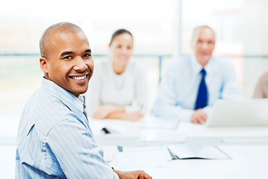 Mehrere Personen in einem Bewerbungsgespräch