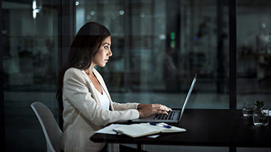 HR Mitarbeiterin im Büro