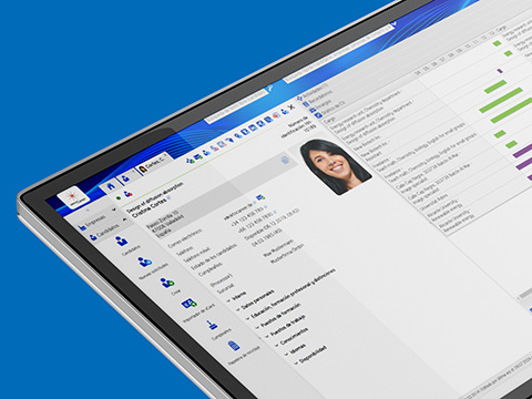 Laptop con archivo de candidato abierto