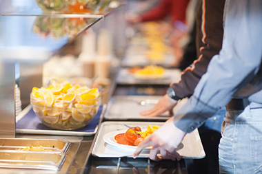 Balcão de alimentos em uma cafeteria