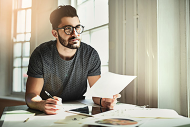 Gerente no escritório na mesa